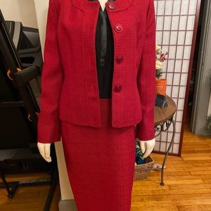Evan-Picone woman’s 2-piece skirt suit.